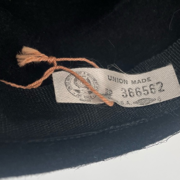 50s/60s Black Pillbox Style Wool Felt Hat With Netting And Flower Embellishment - Picture 12 of 15